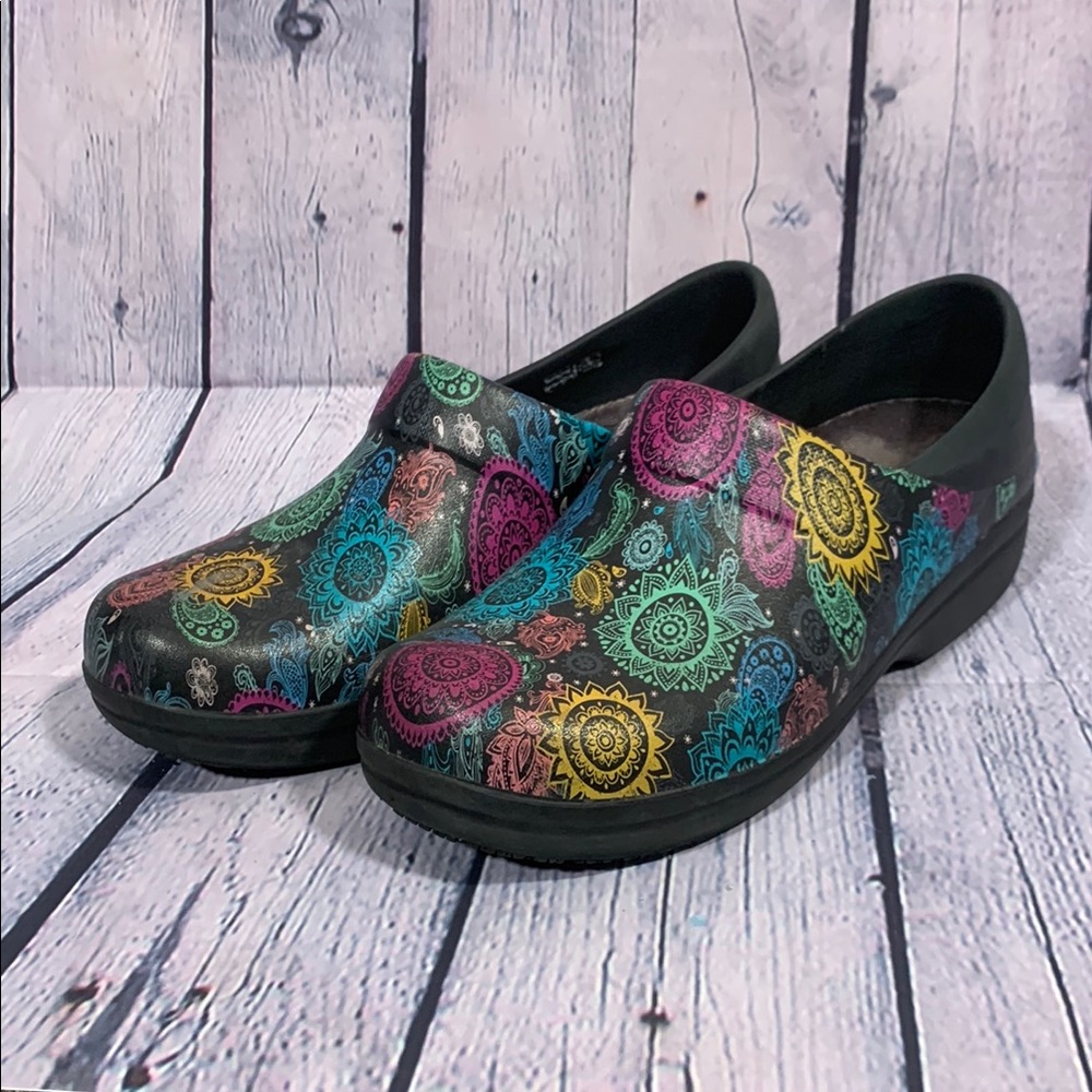 Crocs Neria Pro II Womens Graphic Clog Black Paisley Rubber 10 Artsy Waterproof